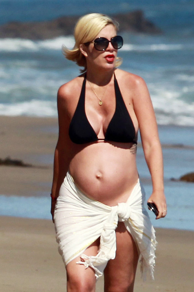bikini moms photos photos mom celebrity beach baby celeb style bikinis hit famecrawler pcn toribeach bumps
