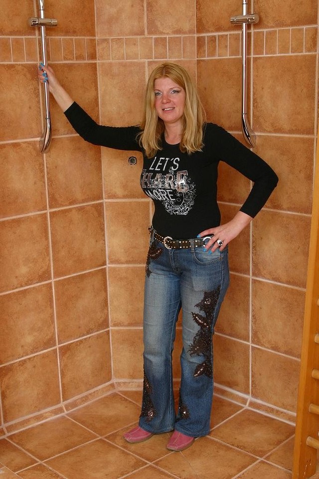 mature milf photo gallery mature milf blonde large shower wearing jeans naturals suzanne lmrez