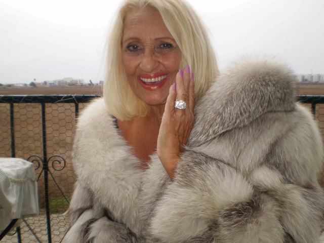 huge mature mature home fur escort foto janet