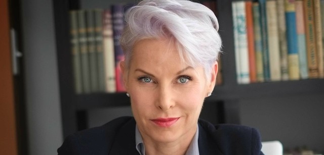 monique mature going gray businesscrop