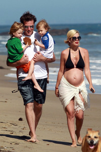 bikini moms photos tori spelling pregnant bikini rocked