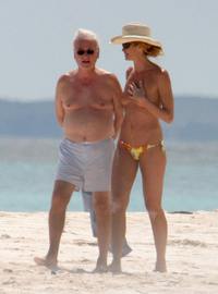exclusive milf gallery large ggwht beach celeb celebrity celebwood elle macpherson milf naked nude paparazzi topless