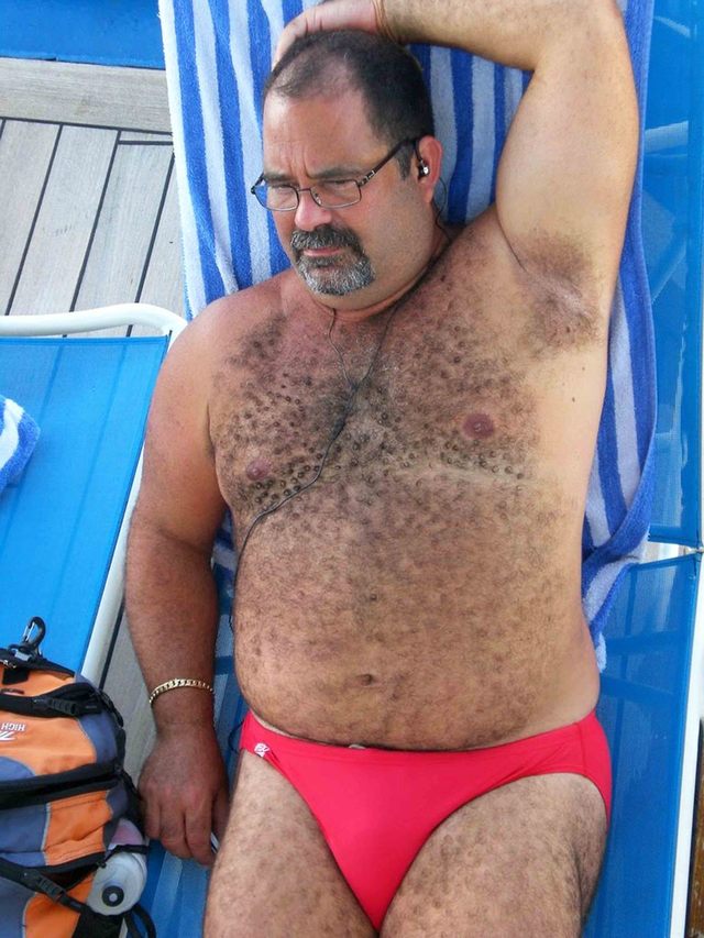 red mature hairy naked hairy man beach bear sexy daddy maduros