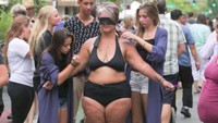 moms bikini pics cnnnext dam assets mom bikini market blindfold newday intv super videos cnn